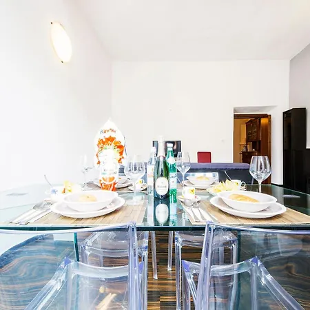 Garibaldi 3 Minutes, Free Wifi & Netflix By Tilo Apartment Genoa