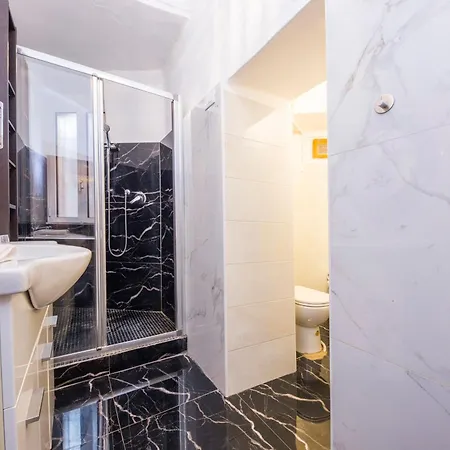 Garibaldi 3 Minutes, Free Wifi & Netflix By Tilo Apartment Genoa
